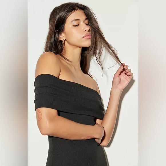 Silence + Noise| ‘Jayde’ Off The Shoulder Maxi Dress - Picture 9 of 10